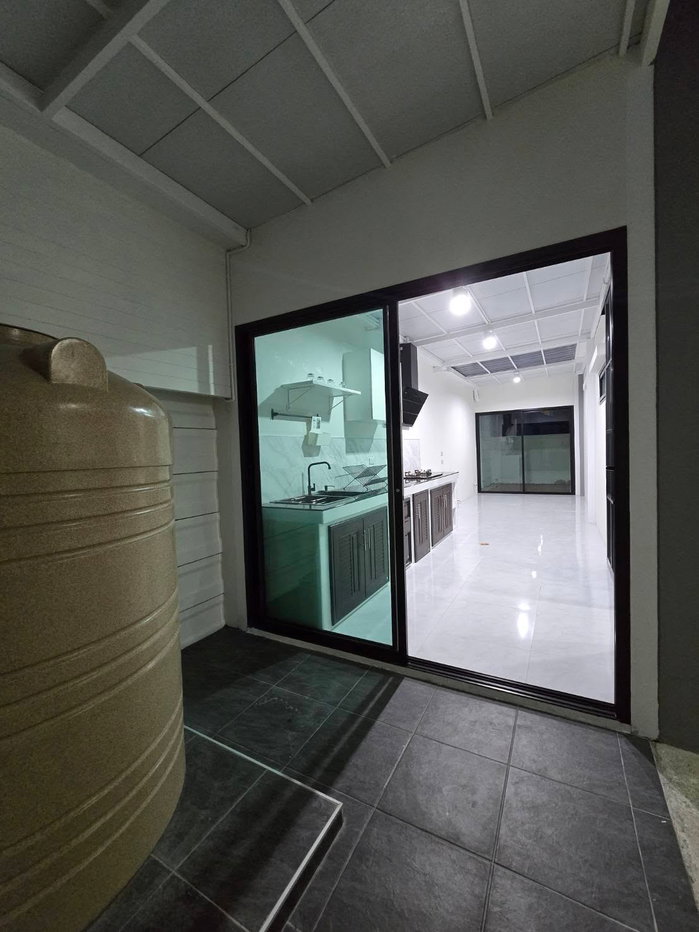 picture For Rent Large detached house The The Complete Sriracha - 18/21