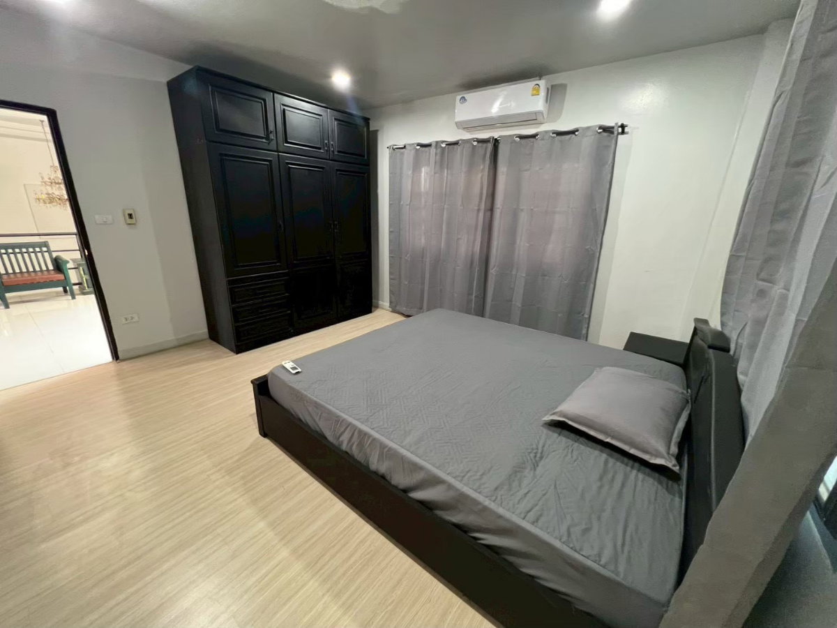 รูป RSTSL102 ให้เช่า บ้านเดี่ยวหรู 2 ชั้น สุทธิสาร – ลาดพร้าว 64 ขนาดที่ดิน 55 ตร.ว. พื้นที่ใช้สอย 350 ตร.ม. 5 นอน 2 น้ำ 60,000 บาท 064-959-8900 - รูปที่ 1/25