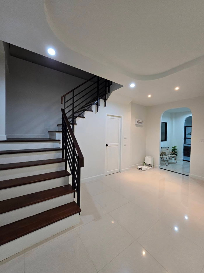 picture For Rent Large detached house The The Complete Sriracha - 20/21