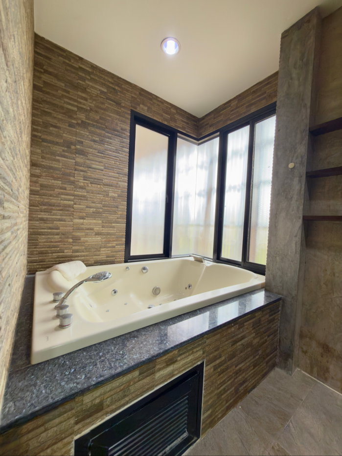 picture A large, luxurious detached pool villa ✨ on a 161.6 sq.m. plot of land, featuring a large koi pond that can be renovated into a swimming pool. - 18/26