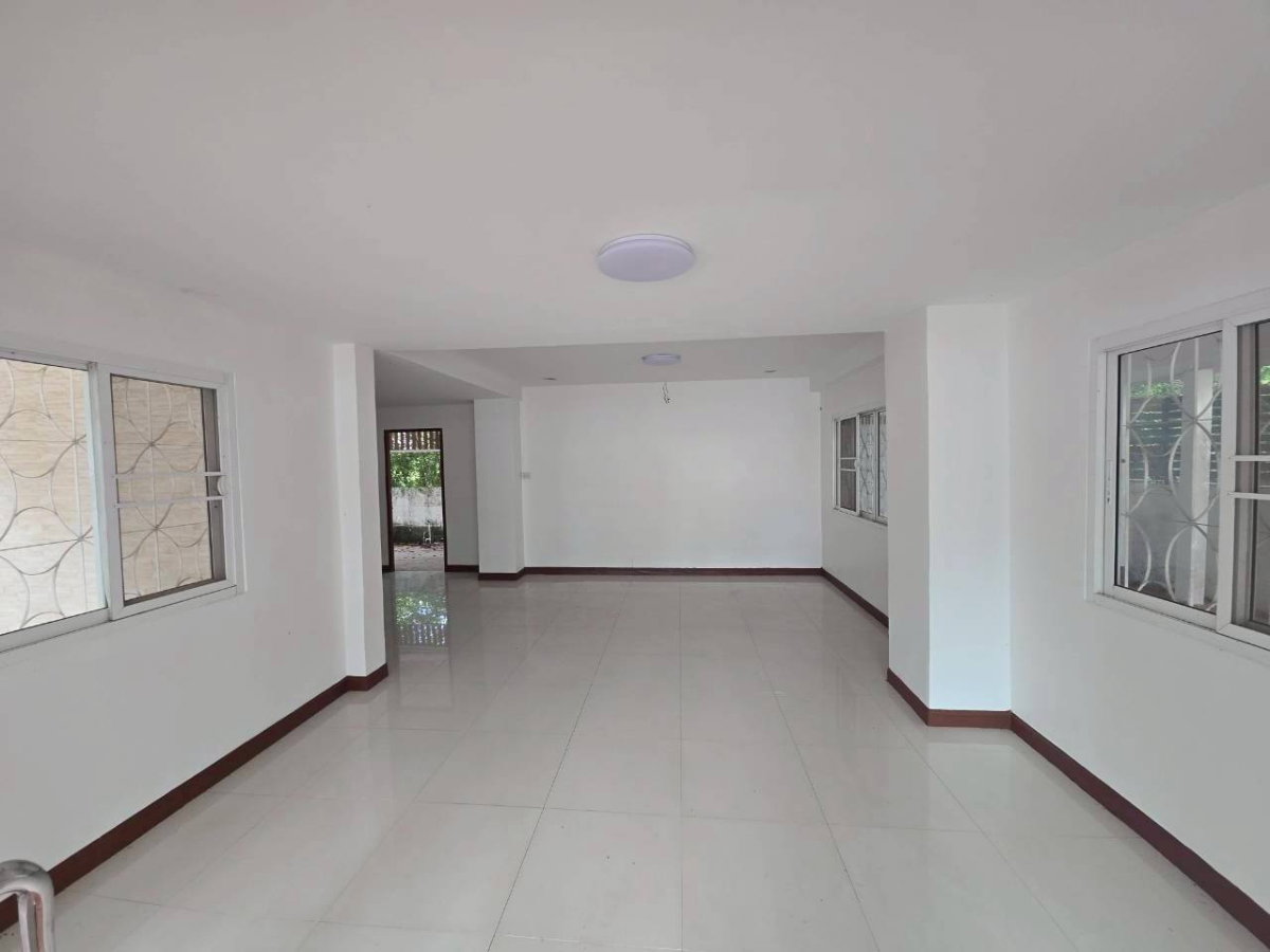 picture Detached House with Guest House | Somboonsap 103 sq. wah | THB 4.2 M - 8/20
