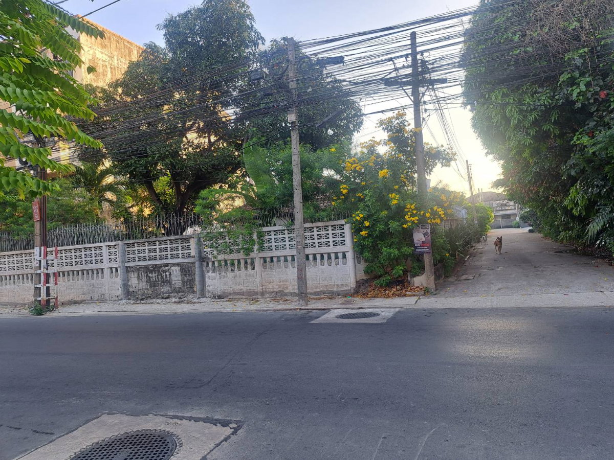 picture [Owner Sells] Rare 100 Sq.W. Corner Square Plot - Ramintra 65(Soi Thanommit). Near MRT & Expressway. Great Potential for Home Office or Premium House! - 1/6