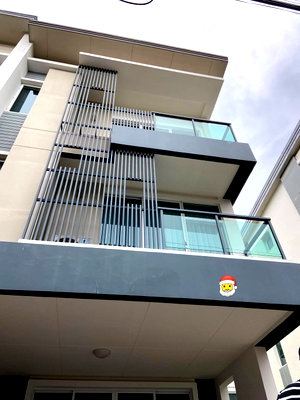 เช่าทาวน์โฮม ม.นานาชาติแสตมฟอร์ด : 🏡✨ ให้เช่า Townhome 3 ชั้น Town Avenue ศรีนครินทร์ – อ่อนนุช 68 3 ห้องนอน 4 ห้องน้ำ“หลังมุม” ใกล้ MRT สายสีเหลือง สถานีศรีนุช ประมาณ 700 เมตร