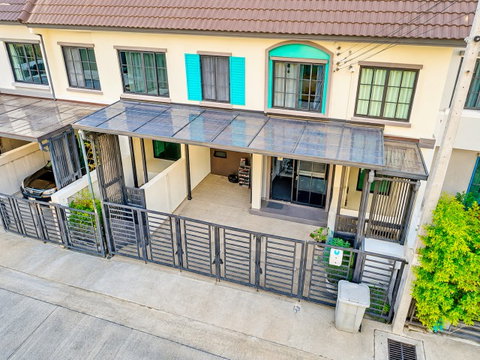 BTS Srinakarin 1.45 km. Makro Phraeksa 730m. Townhouse for rent, 2 floors, 3 bedrooms, 3 bathrooms, near BTS Phraeksa 650. M.16 sq m. 99 sq m.