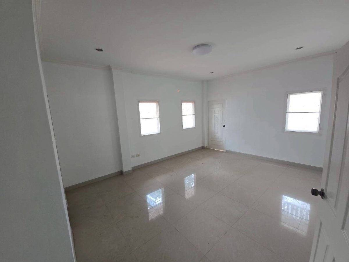 picture Detached House with Guest House | Somboonsap 103 sq. wah | THB 4.2 M - 13/20