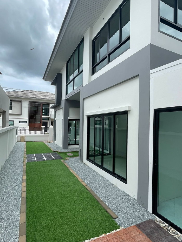 picture For Rent Large detached house The The Complete Sriracha - 3/21