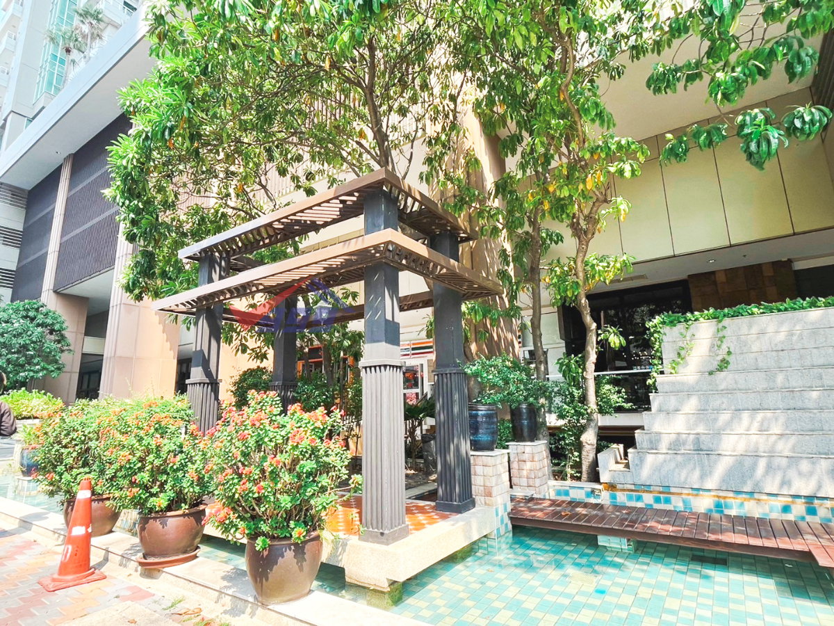 picture For Rent: Spacious Corner Condo with Beautiful View and Privacy - 37/38