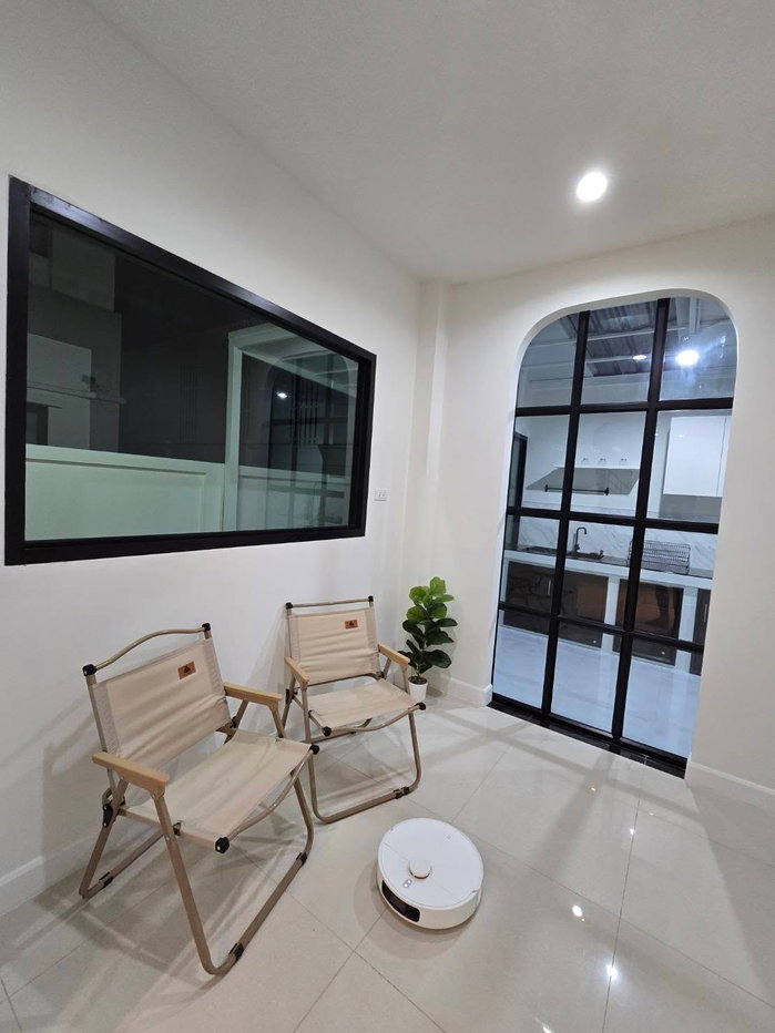 picture For Rent Large detached house The The Complete Sriracha - 6/21