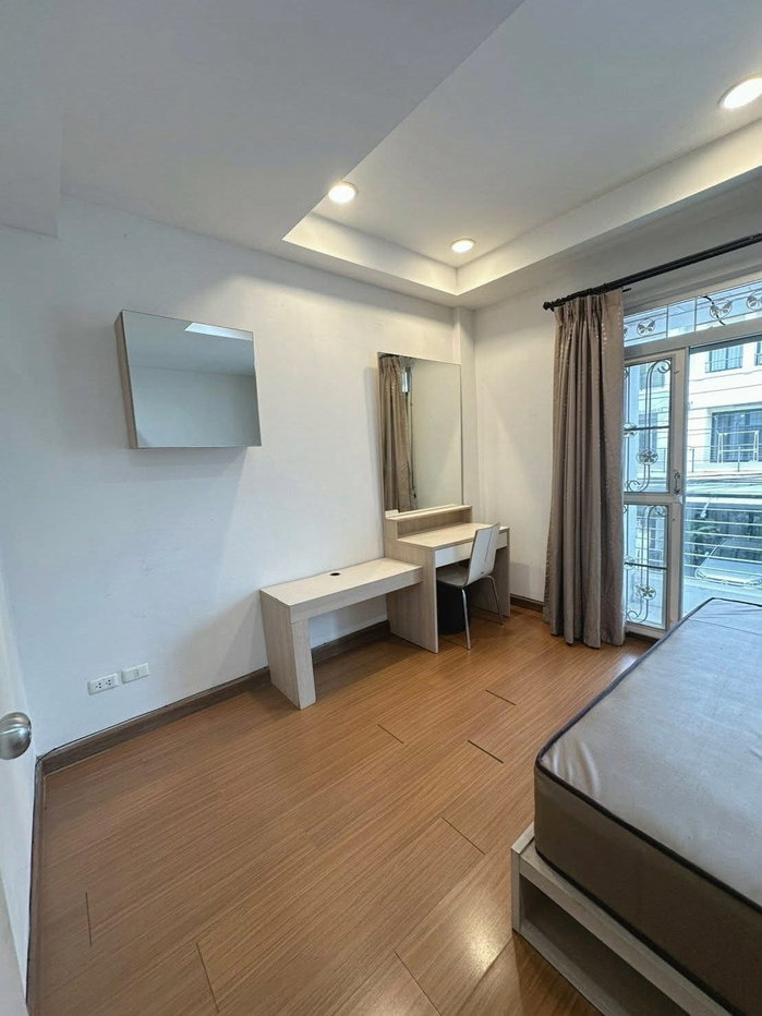 รูป 🏡✨ ทาวน์โฮม 3 ชั้น บ้านกลางเมือง เดอะ ปารีส พระราม 9 – กรุงเทพกรีฑา 7 3 ห้องนอน 3 ห้องน้ำ เฟอร์นิเจอร์ครบ | พร้อมเข้าอยู่ - รูปที่ 7/16