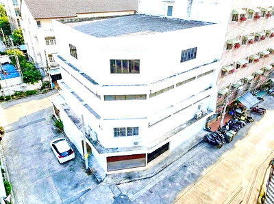 Shophouses for rent Bangkok : Banphaeo Sathorn Hospital, corner building, 4 units, Empire1.26 km. BTS St. Louis Makro Sathorn 199 m. 4 floors Narathiwat 5 bedrooms BRT Chan Road