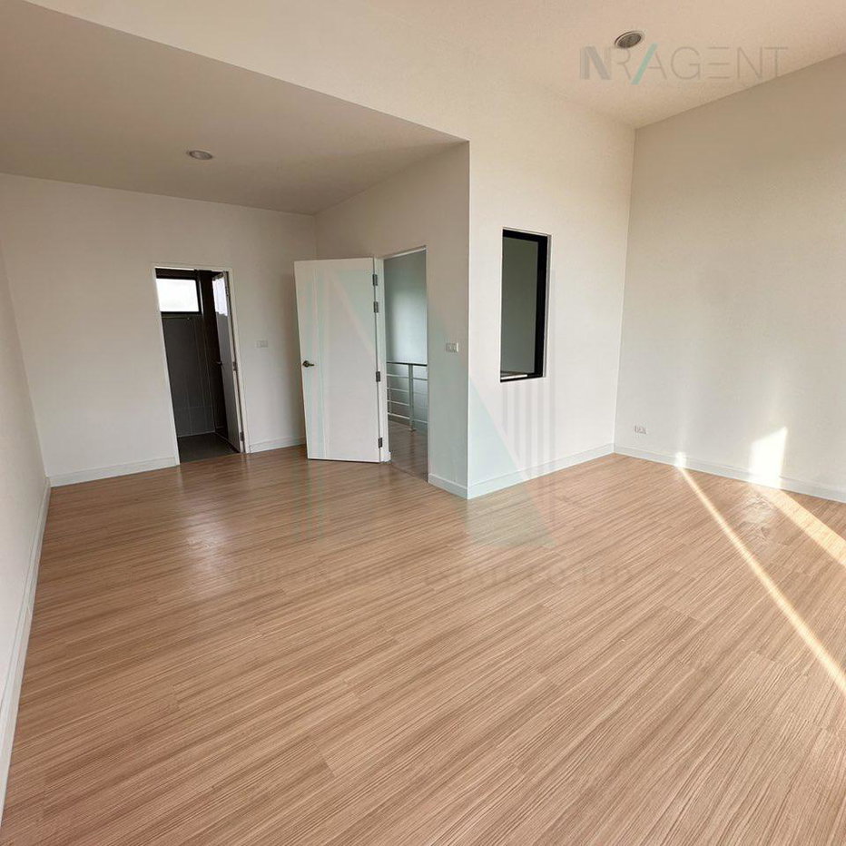 รูป ขายทาวน์โฮม โครงการ บ้านกลางเมือง นวมินทร์ 42 3 ชั้น 3 ห้องนอน 3 ห้องน้ำ - รูปที่ 7/8