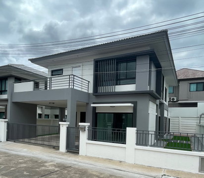 For sale Large detached house The The Complete Sriracha