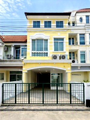 Townhouses for rent Central Plaza Bang Na : Townhome Baan Klang Muang Srinakarin, 4 bedrooms, 5 bathrooms, near MRT Sri Lasalle, 600 m. Makro Srinakarin, land 27 sq m, usable area 400 sq m, 4
