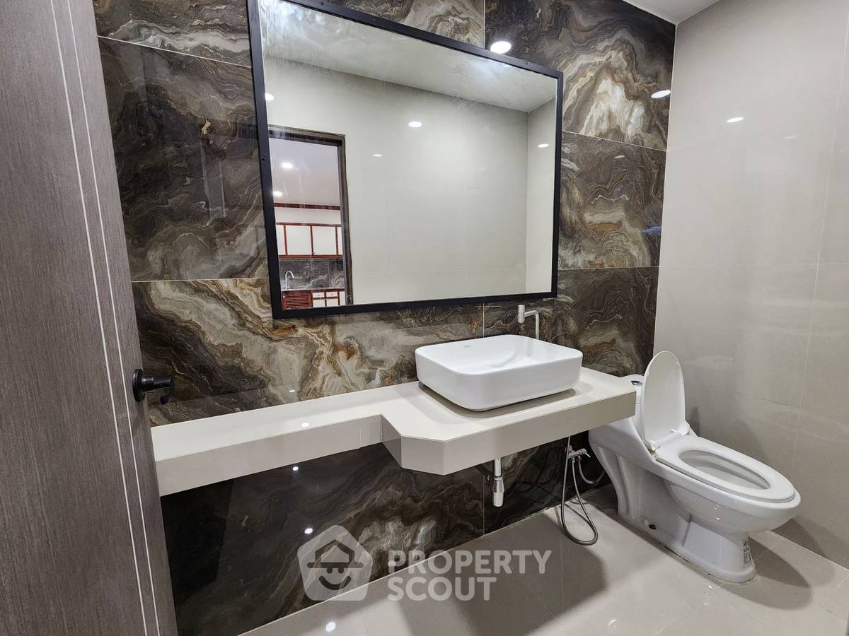 picture Spacious 4-BR 380 Sqm Townhouse In Bang Bamru Near MRT Bang Yi Khan (ID 2435250) - 20/20