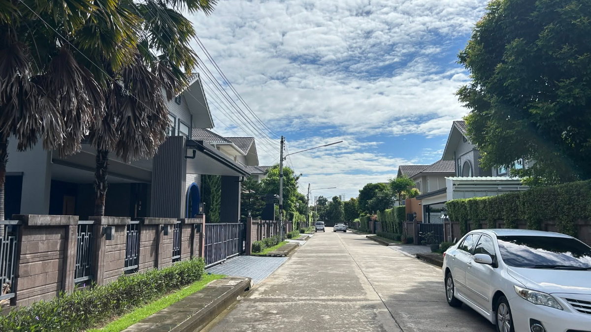 picture Luxury Homes, Laddarom Elegance, Ruamchok, 2 Houses Available, in a premium residential community. - 38/38
