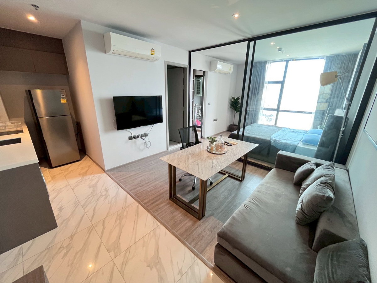 Rhythm Ekkamai ห้องแต่งสวยโทนหินอ่อน ห้องพื้นที่กว้าง บรรยากาศดูโปร่งด้วย วิวเมืองมุมสูง พร้อมเข้าอยู่