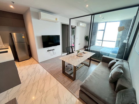 Rhythm Ekkamai ห้องแต่งสวยโทนหินอ่อน ห้องพื้นที่กว้าง บรรยากาศดูโปร่งด้วย วิวเมืองมุมสูง พร้อมเข้าอยู่