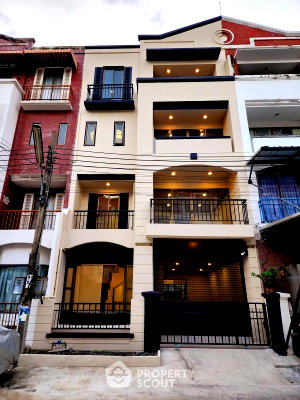 Townhouses for rent Bangkok : Spacious 4-BR 380 Sqm Townhouse In Bang Bamru Near MRT Bang Yi Khan (ID 2435250)