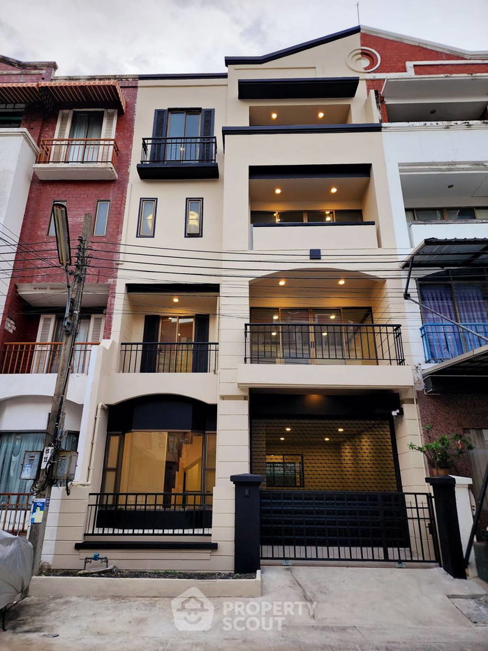 picture Spacious 4-BR 380 Sqm Townhouse In Bang Bamru Near MRT Bang Yi Khan (ID 2435250) - 1/20
