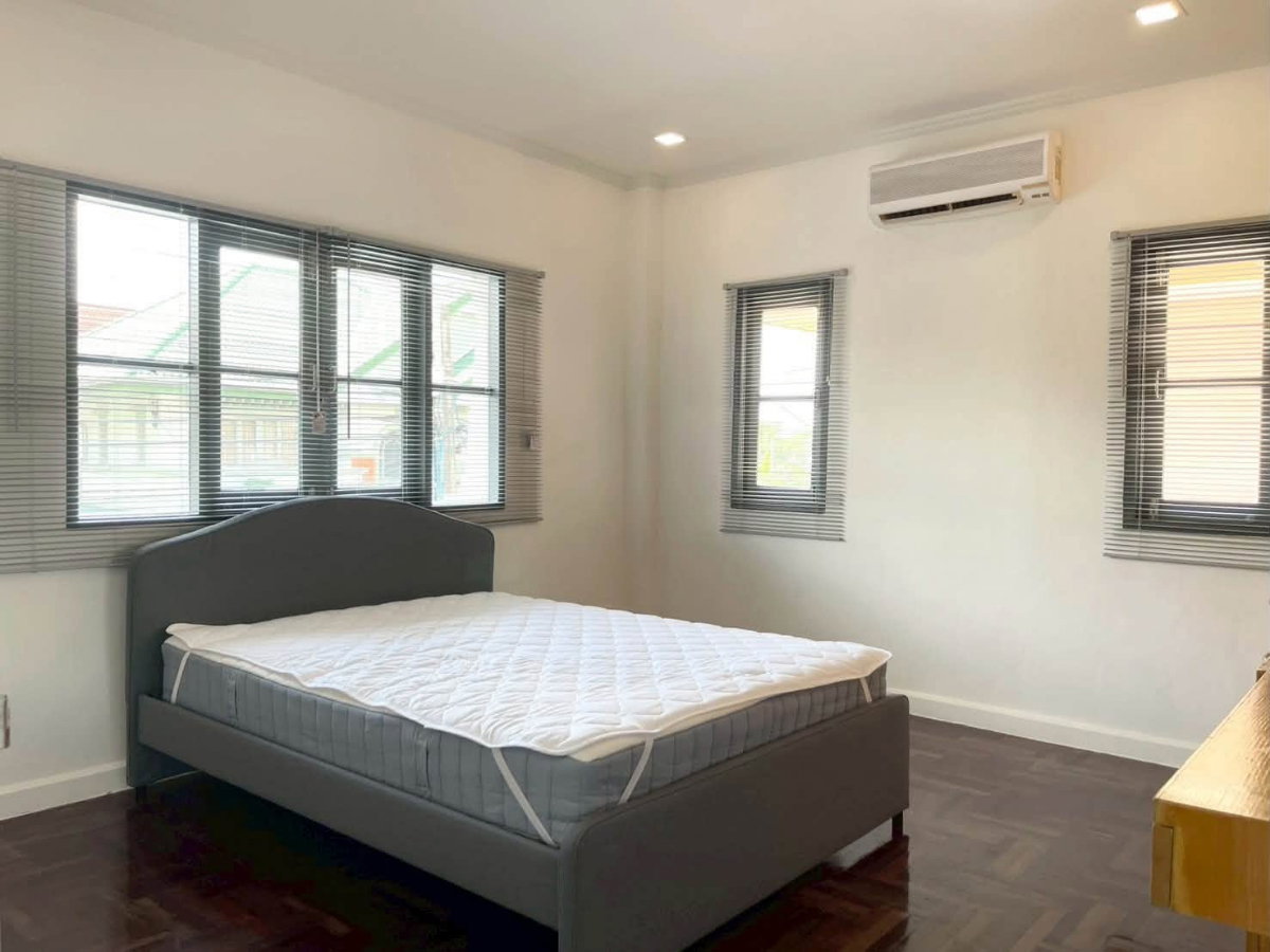 รูป ให้เช่า บ้านเดี่ยวรีโนเวทใหม่ บ้านกรองทอง พัฒนาการ 32 | ใกล้ทองหล่อ 5 กม. | Pet Friendly | ทำ Home Office ได้ - รูปที่ 9/20