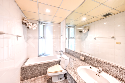 Condos for sale : Sathorn House Unit Priced Below Market near BTS Surasak