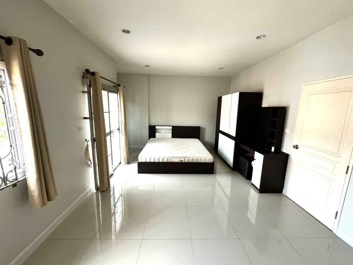 picture 3-Bedroom Townhouse in Thepharak 82 - 4/13