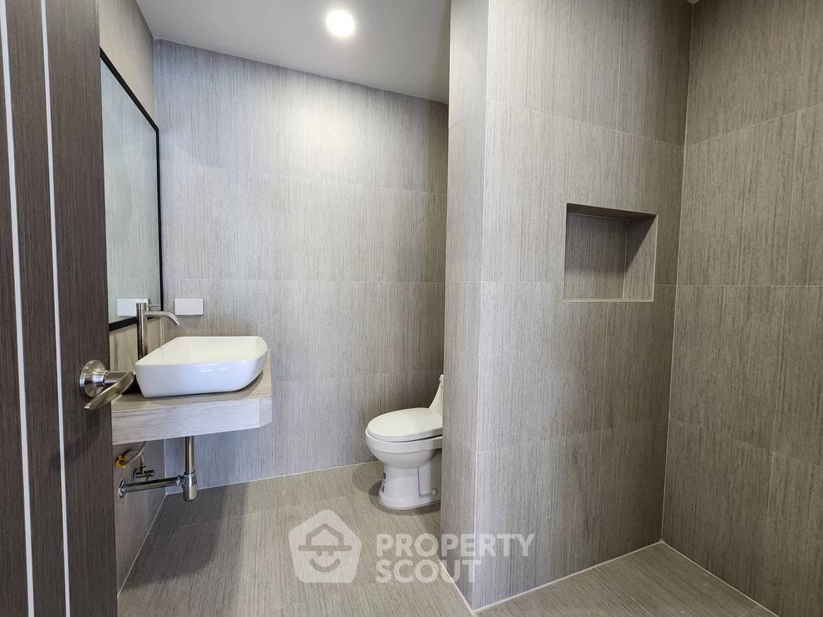 picture Spacious 4-BR 380 Sqm Townhouse In Bang Bamru Near MRT Bang Yi Khan (ID 2435250) - 17/20