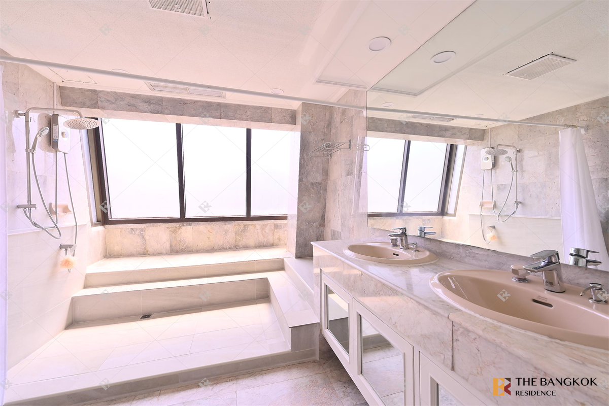 picture Pleonchit Terrace near BTS Phloen Chit Luxury Condo Ready to Move-in at the Best Location - 4/10