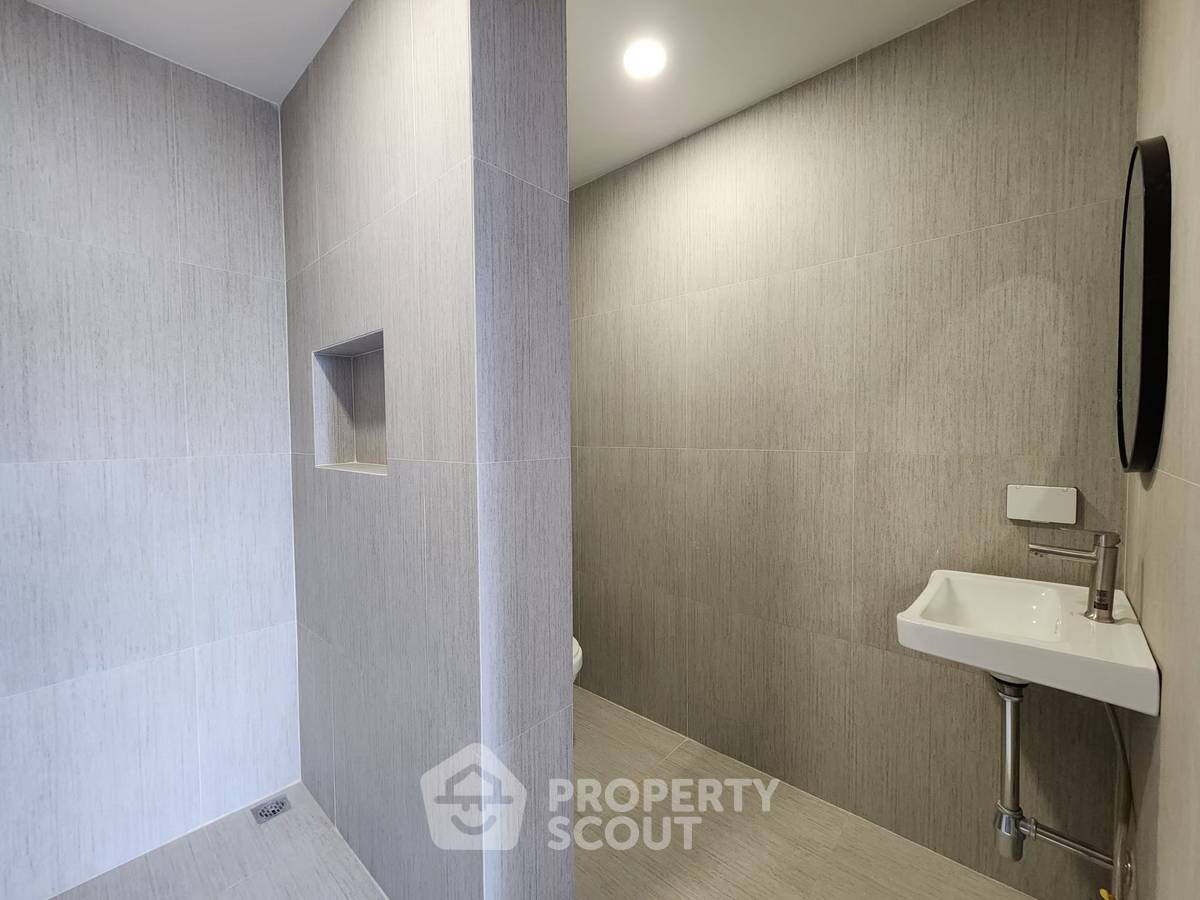 picture Spacious 4-BR 380 Sqm Townhouse In Bang Bamru Near MRT Bang Yi Khan (ID 2435250) - 16/20