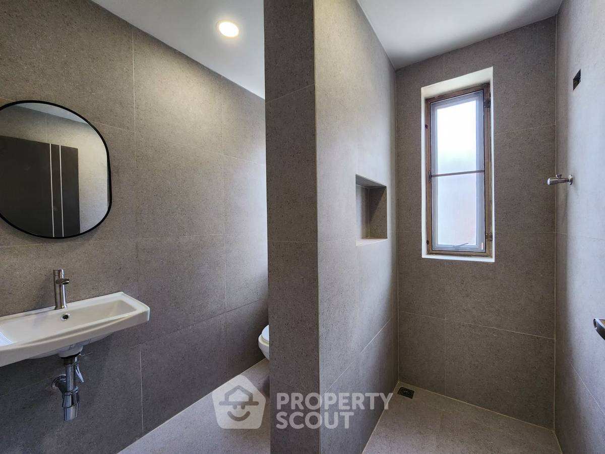 picture Spacious 4-BR 380 Sqm Townhouse In Bang Bamru Near MRT Bang Yi Khan (ID 2435250) - 18/20
