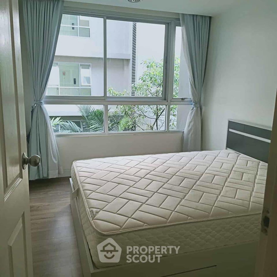 picture 1-BR Condo At The Kris Ratchada 17 Near MRT Sutthisan (ID 467088) - 1/7