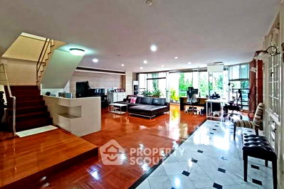 ขายคอนโด : คอนโดเลี้ยงสัตว์ได้ 4 ห้องนอน 410 ตร.ม. Premier Condominium ห่าง BTS พร้อมพงษ์ 300 เมตร (ID 3193392)