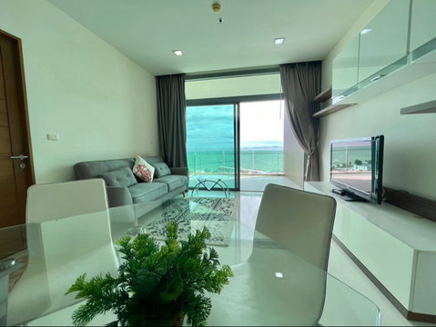 For rent: Casalunar Paradiso condo, beachfront in Bang Saen.
