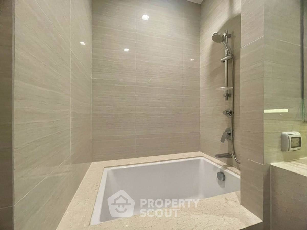 picture 19th-Floor 3-BR Condo At Noble Be 33 Near BTS Phrom Phong (ID 3193457) - 6/18