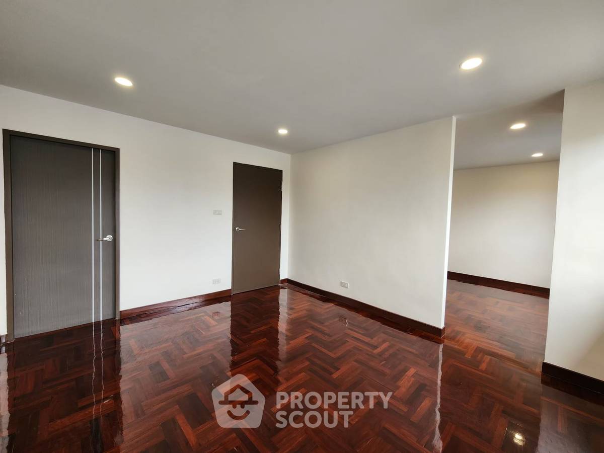 picture Spacious 4-BR 380 Sqm Townhouse In Bang Bamru Near MRT Bang Yi Khan (ID 2435250) - 12/20