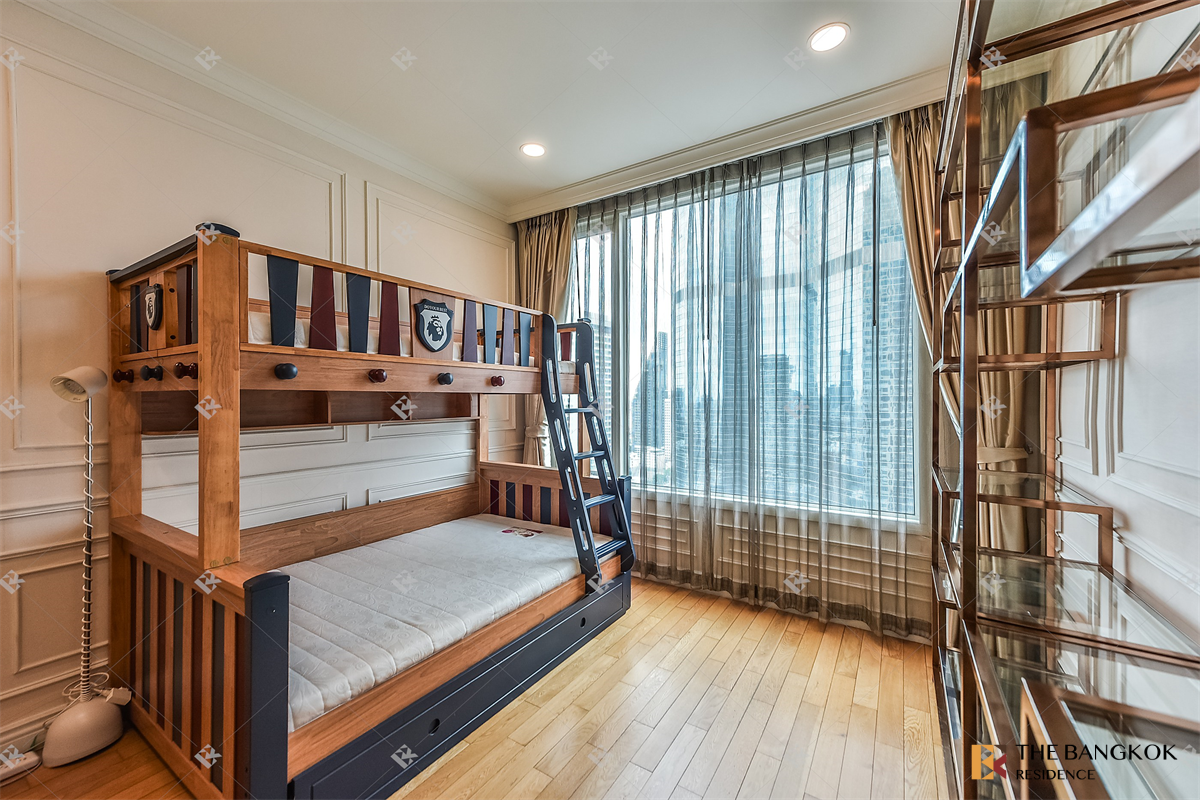 picture The Empire Place Beautiful Room, Good Condition - 4/10