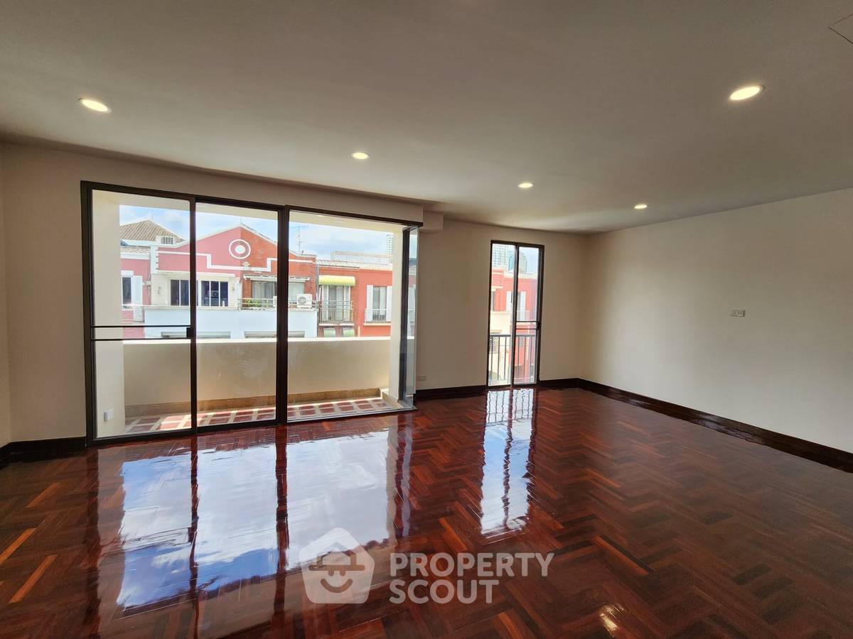 picture Spacious 4-BR 380 Sqm Townhouse In Bang Bamru Near MRT Bang Yi Khan (ID 2435250) - 13/20