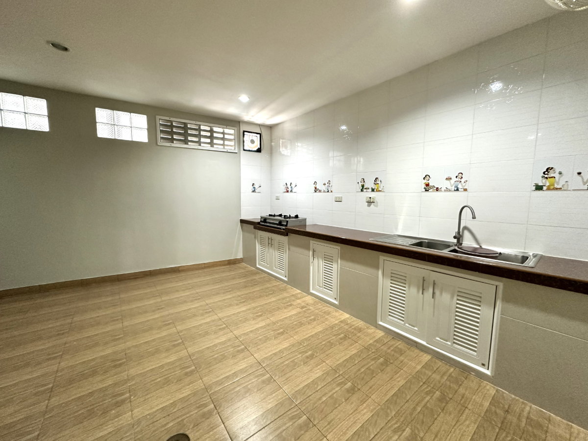 picture 3-Bedroom Townhouse in Thepharak 82 - 8/13