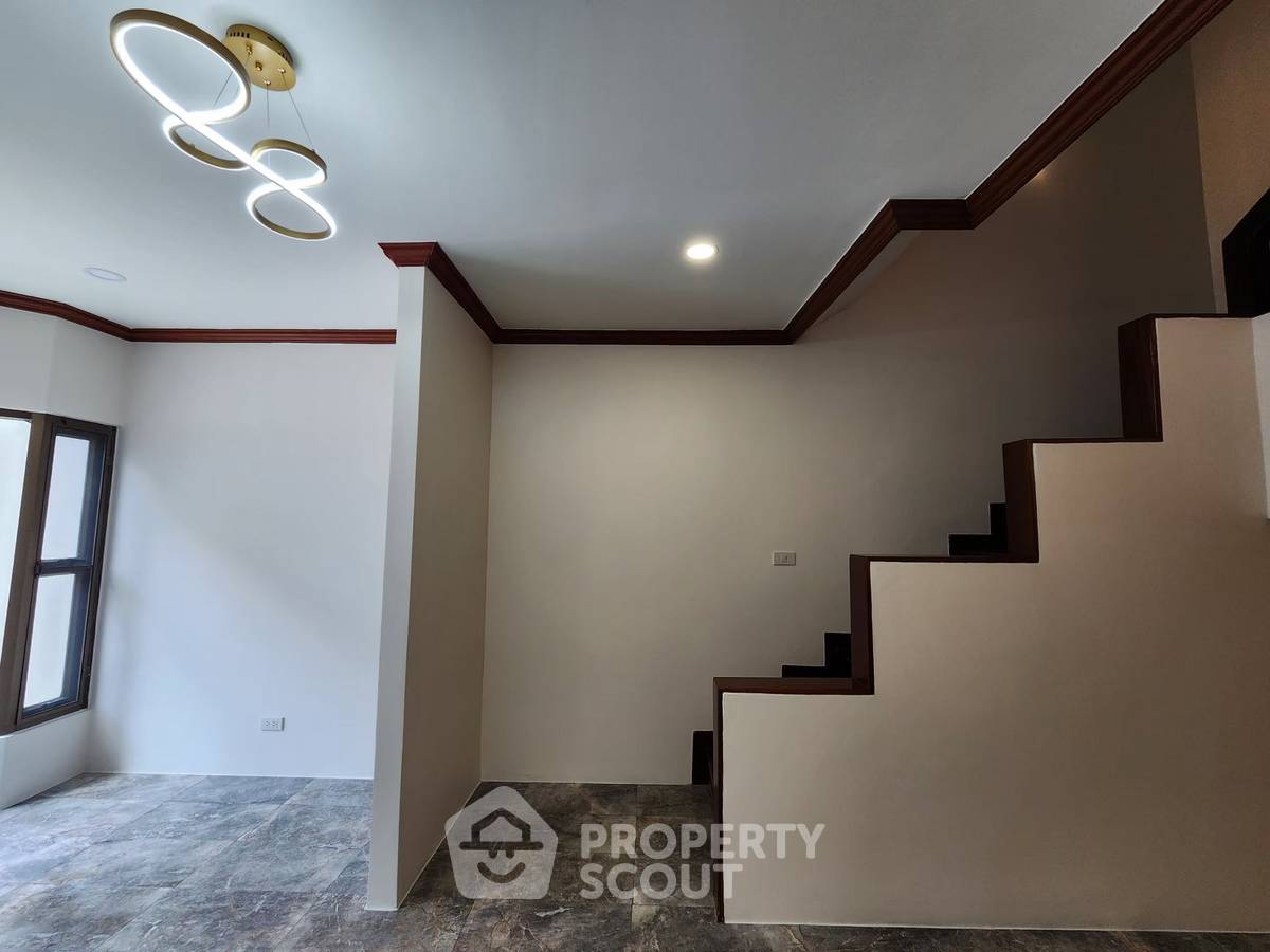 picture Spacious 4-BR 380 Sqm Townhouse In Bang Bamru Near MRT Bang Yi Khan (ID 2435250) - 7/20