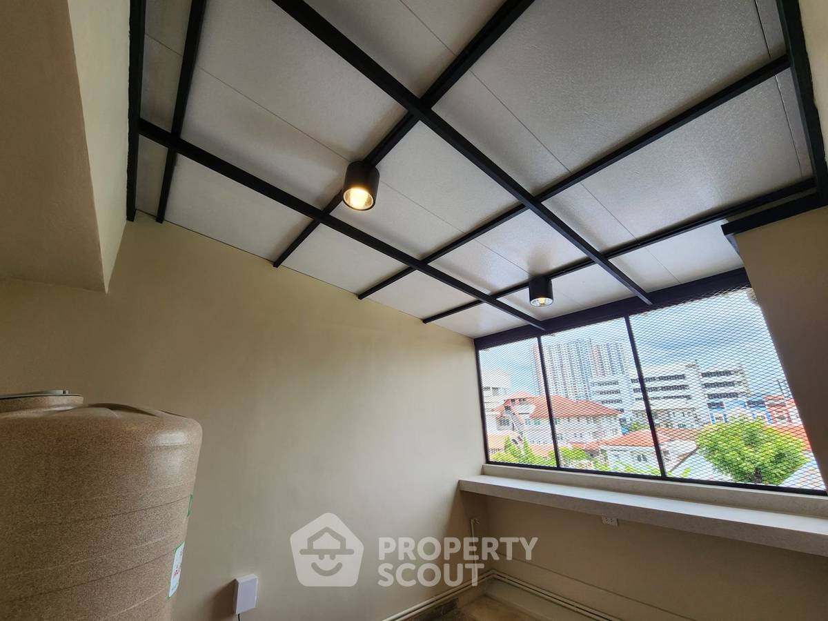 picture Spacious 4-BR 380 Sqm Townhouse In Bang Bamru Near MRT Bang Yi Khan (ID 2435250) - 9/20