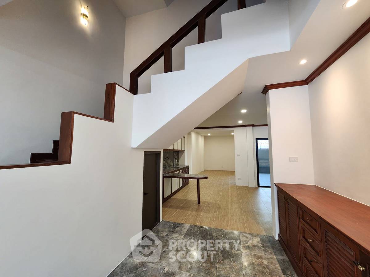 picture Spacious 4-BR 380 Sqm Townhouse In Bang Bamru Near MRT Bang Yi Khan (ID 2435250) - 2/20