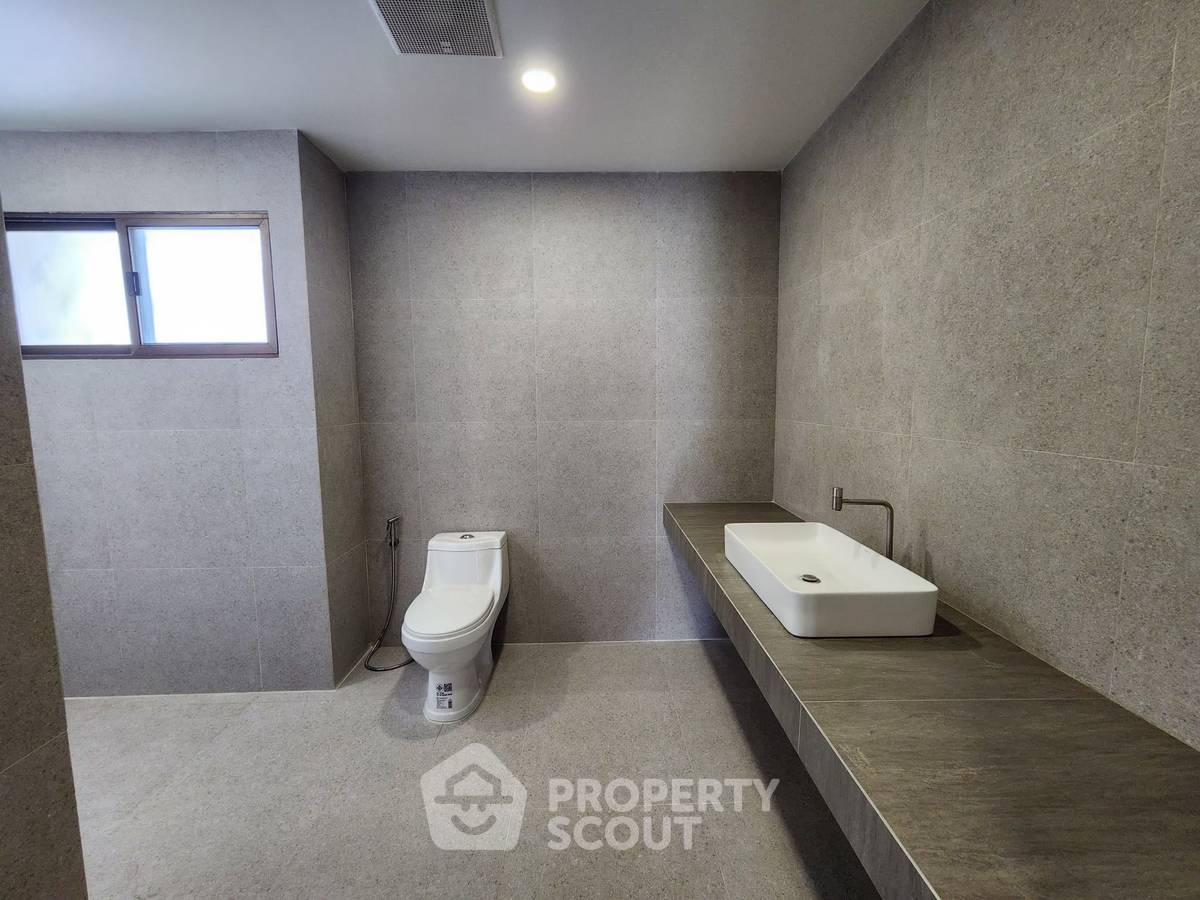 picture Spacious 4-BR 380 Sqm Townhouse In Bang Bamru Near MRT Bang Yi Khan (ID 2435250) - 19/20