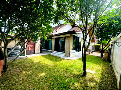Houses for sale Bang Lamung Chonburi :  Corner detached house, only 5 minutes to Jomtien Beach.