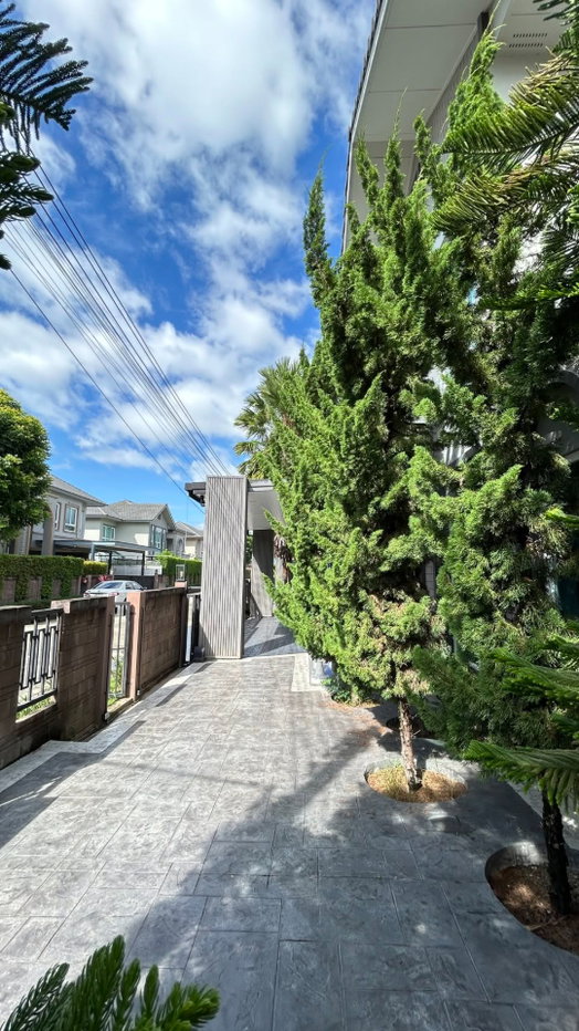 picture Luxury Homes, Laddarom Elegance, Ruamchok, 2 Houses Available, in a premium residential community. - 36/38