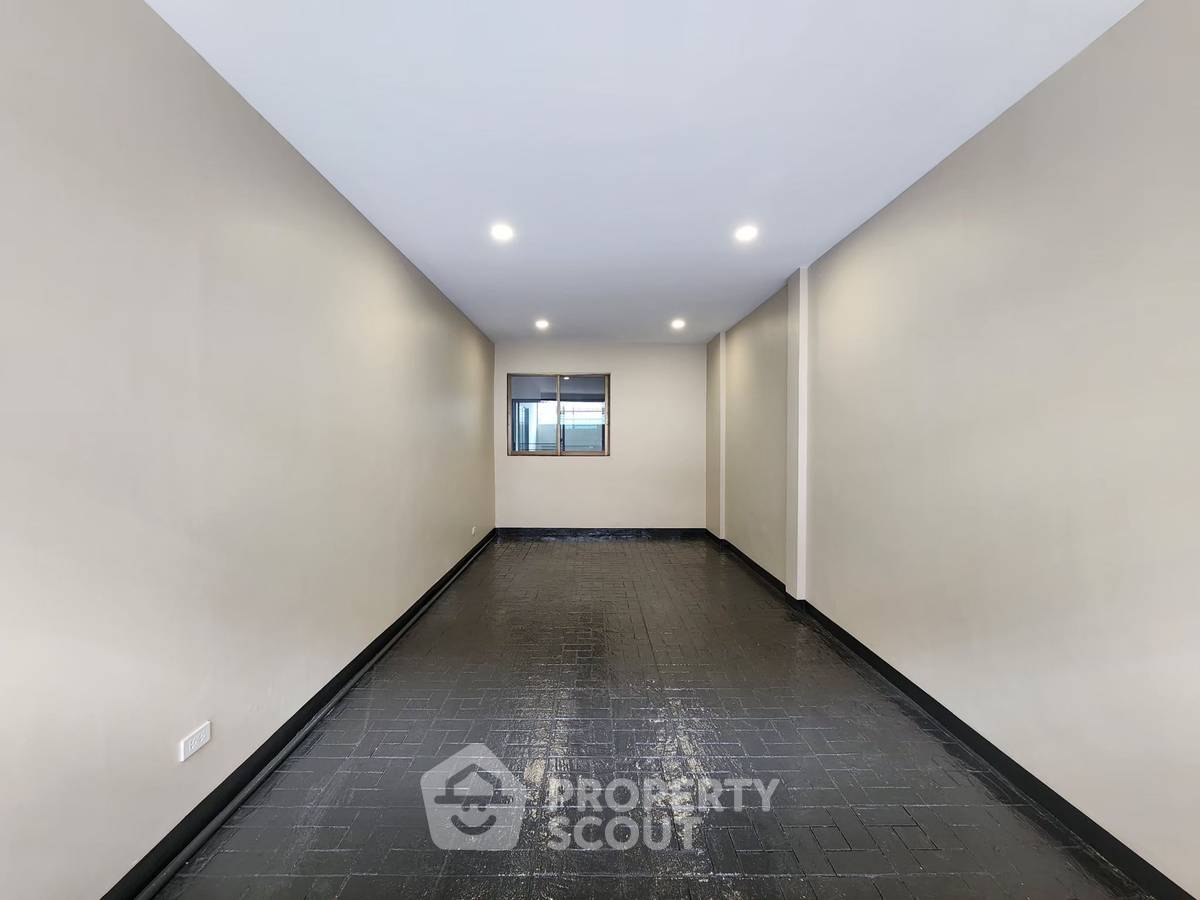 picture Spacious 4-BR 380 Sqm Townhouse In Bang Bamru Near MRT Bang Yi Khan (ID 2435250) - 6/20