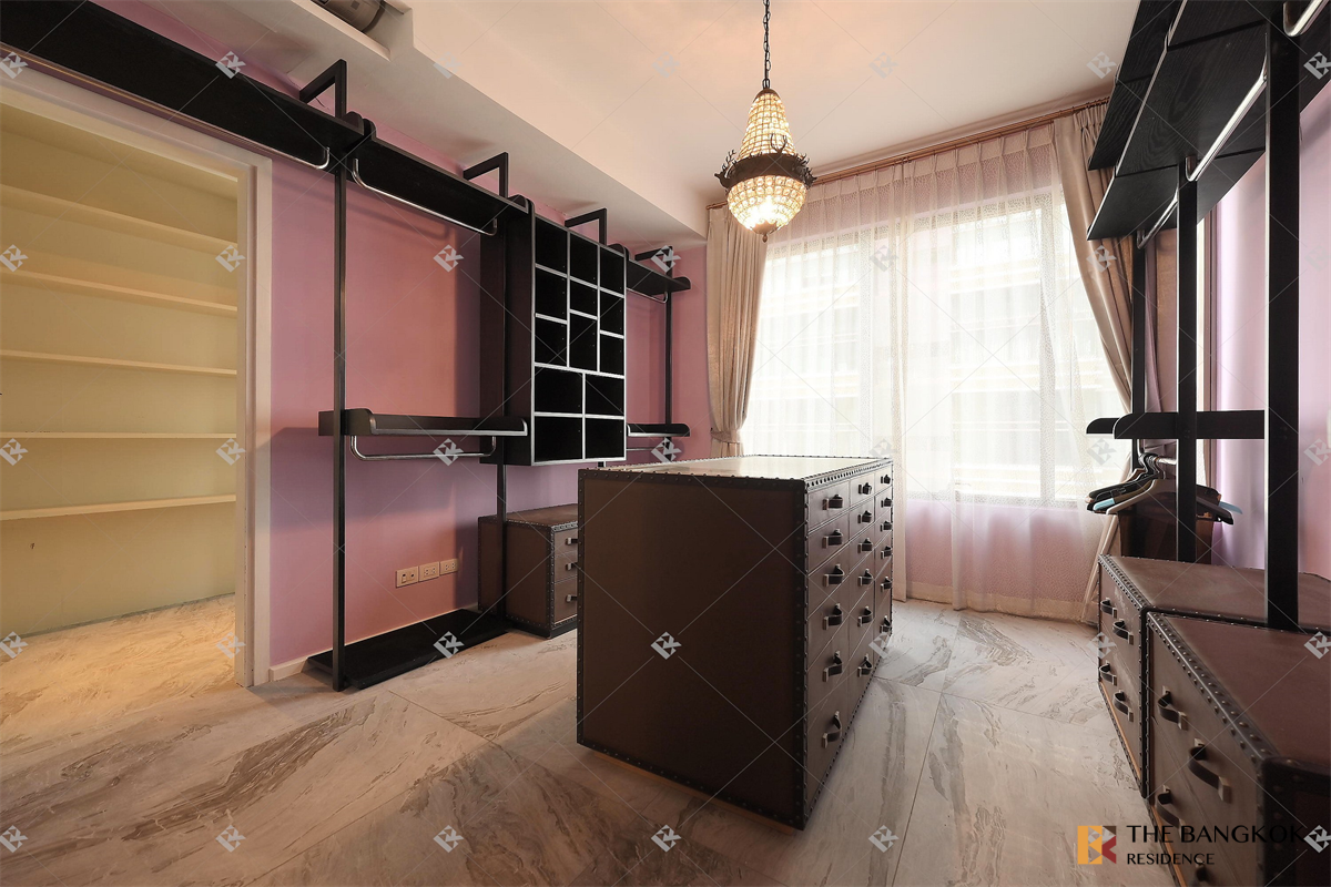 picture Luxuriously Elevated Unit The Emporio Place - 5/10