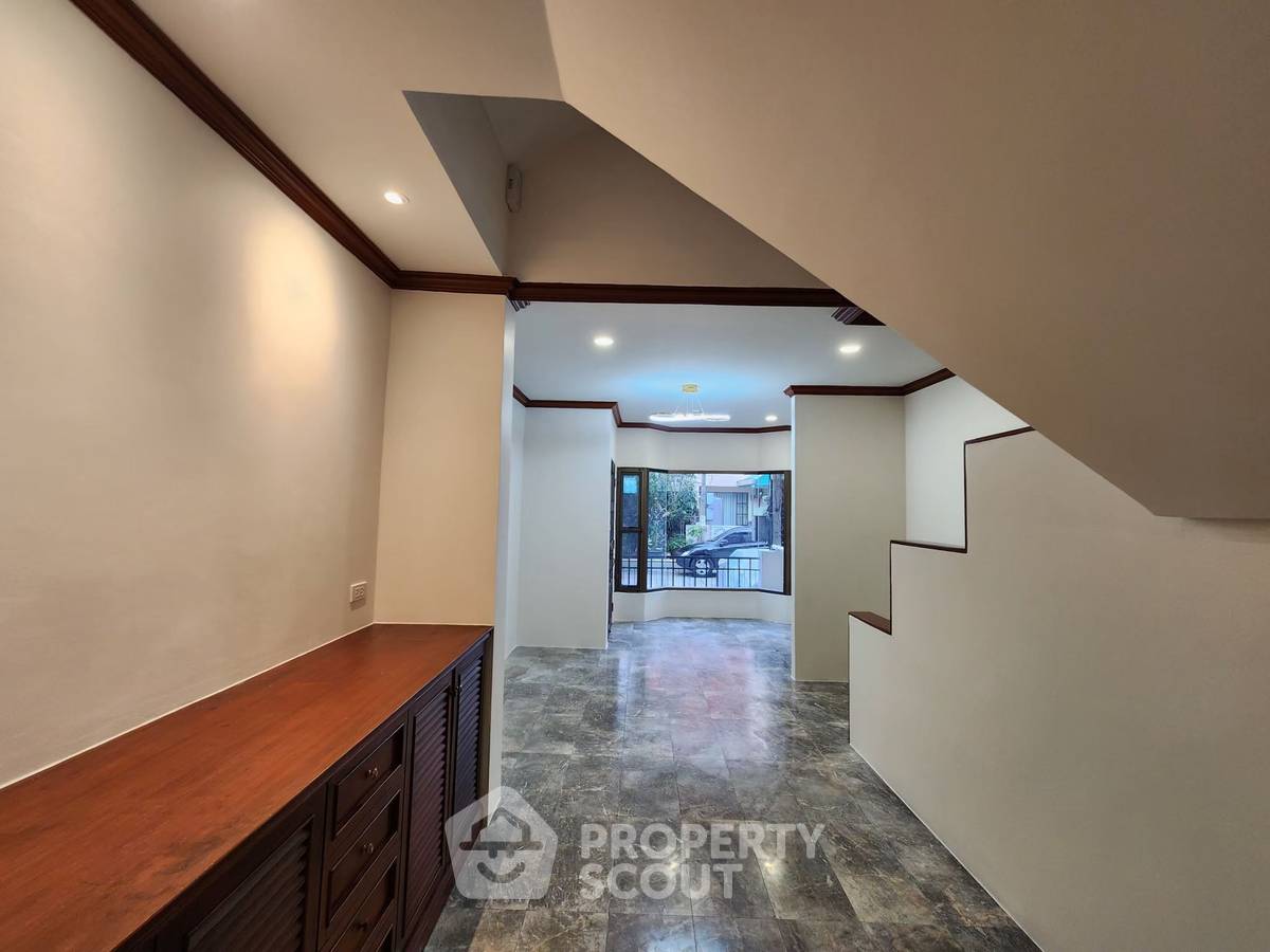 picture Spacious 4-BR 380 Sqm Townhouse In Bang Bamru Near MRT Bang Yi Khan (ID 2435250) - 8/20