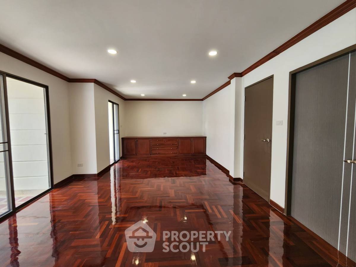 picture Spacious 4-BR 380 Sqm Townhouse In Bang Bamru Near MRT Bang Yi Khan (ID 2435250) - 5/20