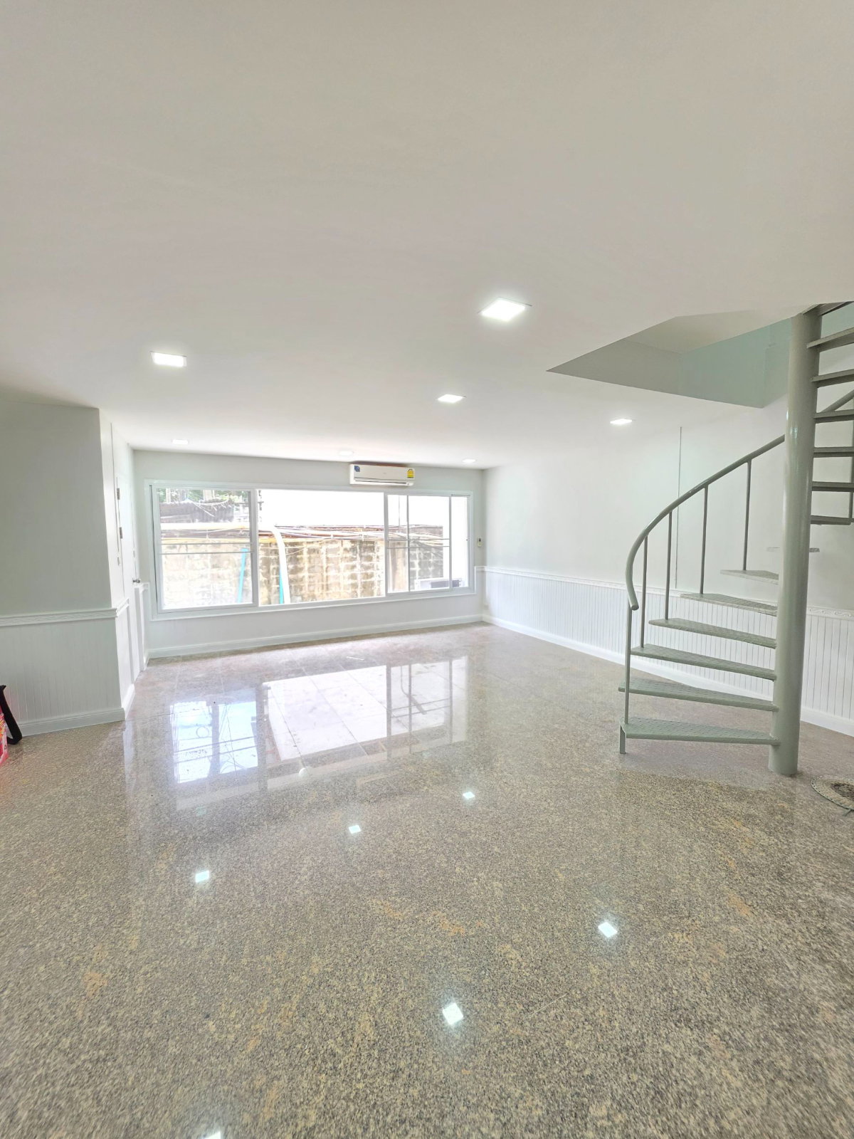 Thonglor Tower. 2beds 100sq.m. Line id: @pfagent