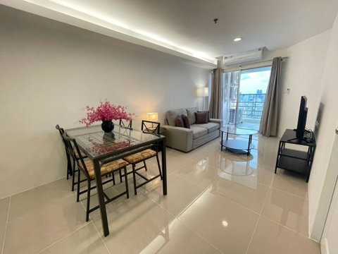 RS7396 For Rent: Waterford Diamond Sukhumvit 30/1. Spacious high-floor unit with city views, bright and private. Near BTS Thonglor.